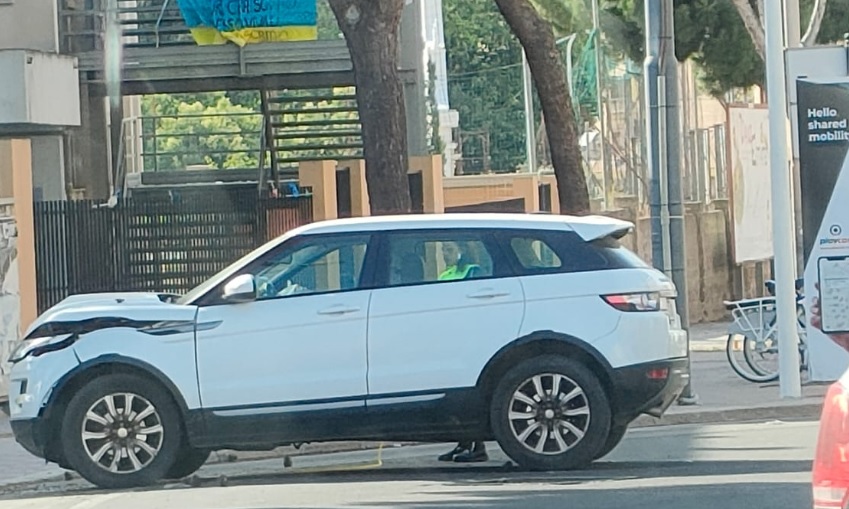 Schianto dopo la rotonda in via Is Mirrionis a Cagliari, auto contro albero: due feriti