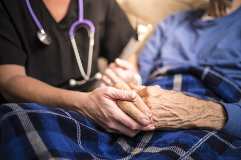 Covid, paura per 4 mila fragili in Sardegna: “La Regione li protegga coi monoclonali”