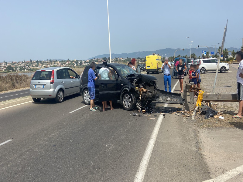 Spaventoso incidente sul lungomare di Quartu: auto contro guard rail, 3 anziani feriti