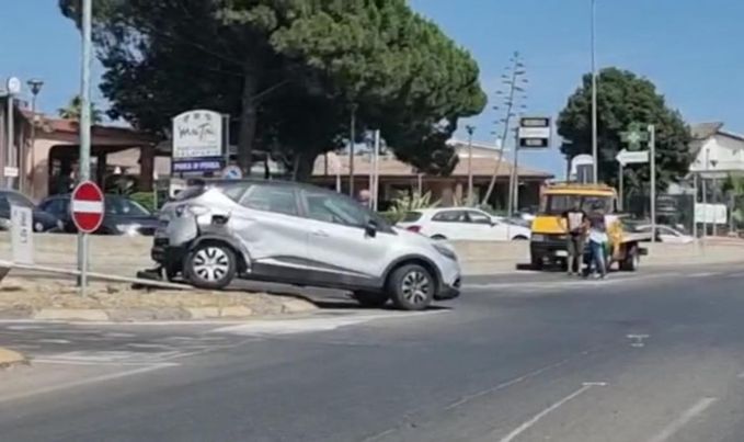 Pauroso schianto tra due auto sul litorale di Flumini: momenti di grande paura sulla litoranea (VIDEO)