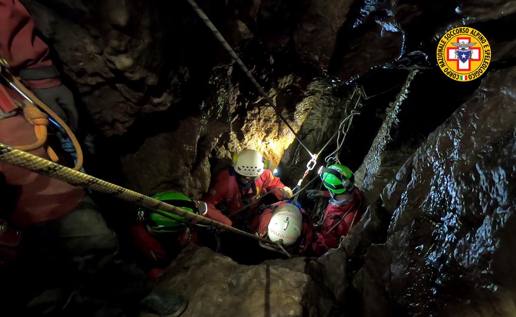 Urzulei, speleologo intrappolato nella grotta: sbarcata da un aereo militare una task force di esperti dalla penisola