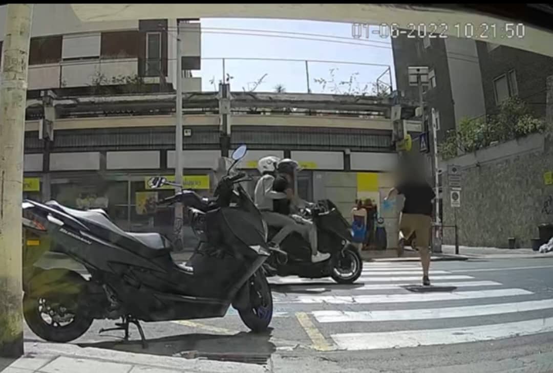 Cagliari, paura in via San Benedetto: un uomo travolto da uno scooter sulle strisce (VIDEO)