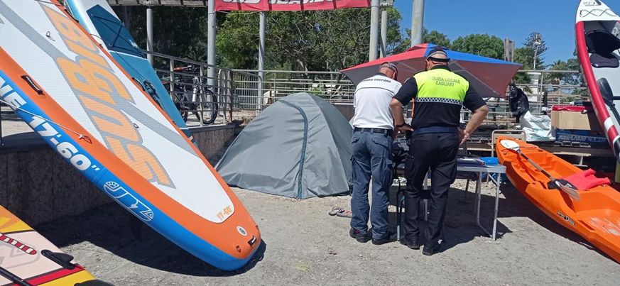 Cagliari, pugno duro della Polizia Locale al Poetto: multati diversi fumatori e un noleggiatore di natanti