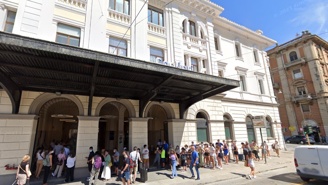 Insulta la compagna davanti alla stazione e minaccia i poliziotti, 44enne straniero in manette a Cagliari