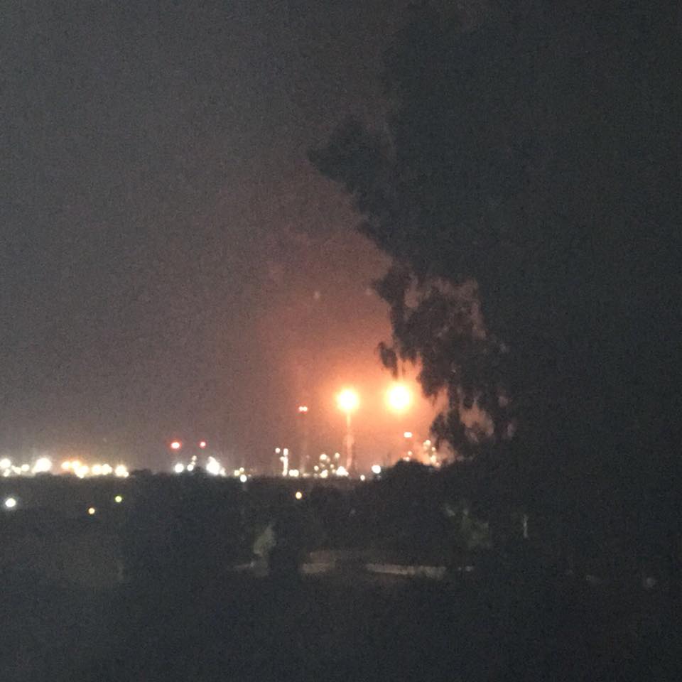 Scoppia un incendio alla Saras, notte di paura a Sarroch: fumo e puzza in tutta la costa, sino a Cagliari