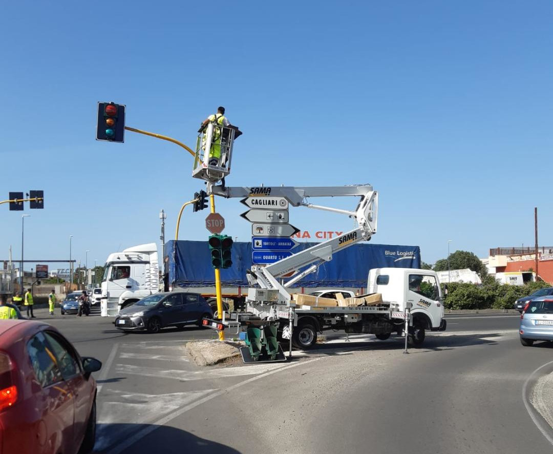 Selargius, addio alle code in via Roma: attivato il primo semaforo intelligente