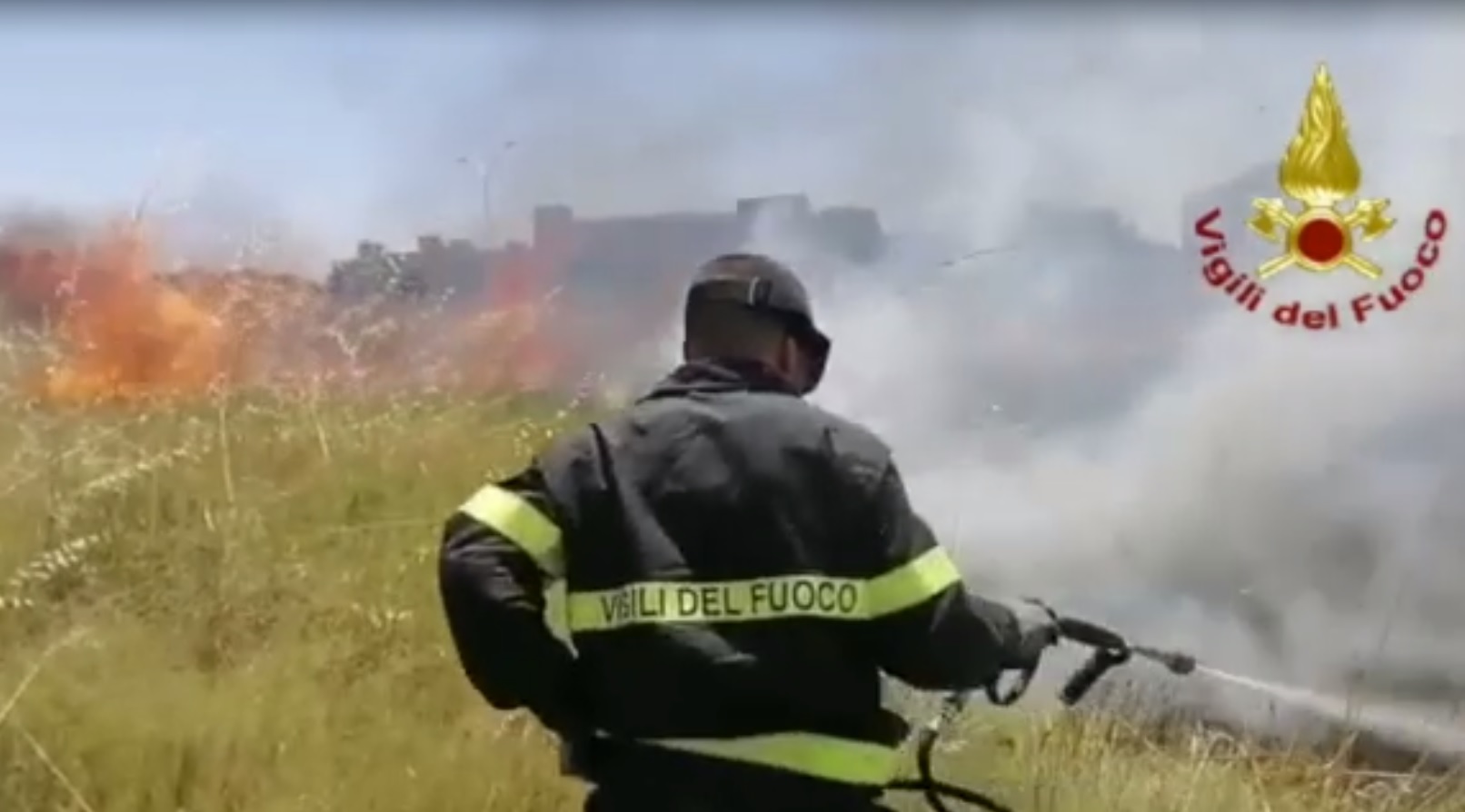 Da Cagliari a Sarroch, fiamme alte vicino a strade e campagne: fuoco anche a Muravera e Serrenti