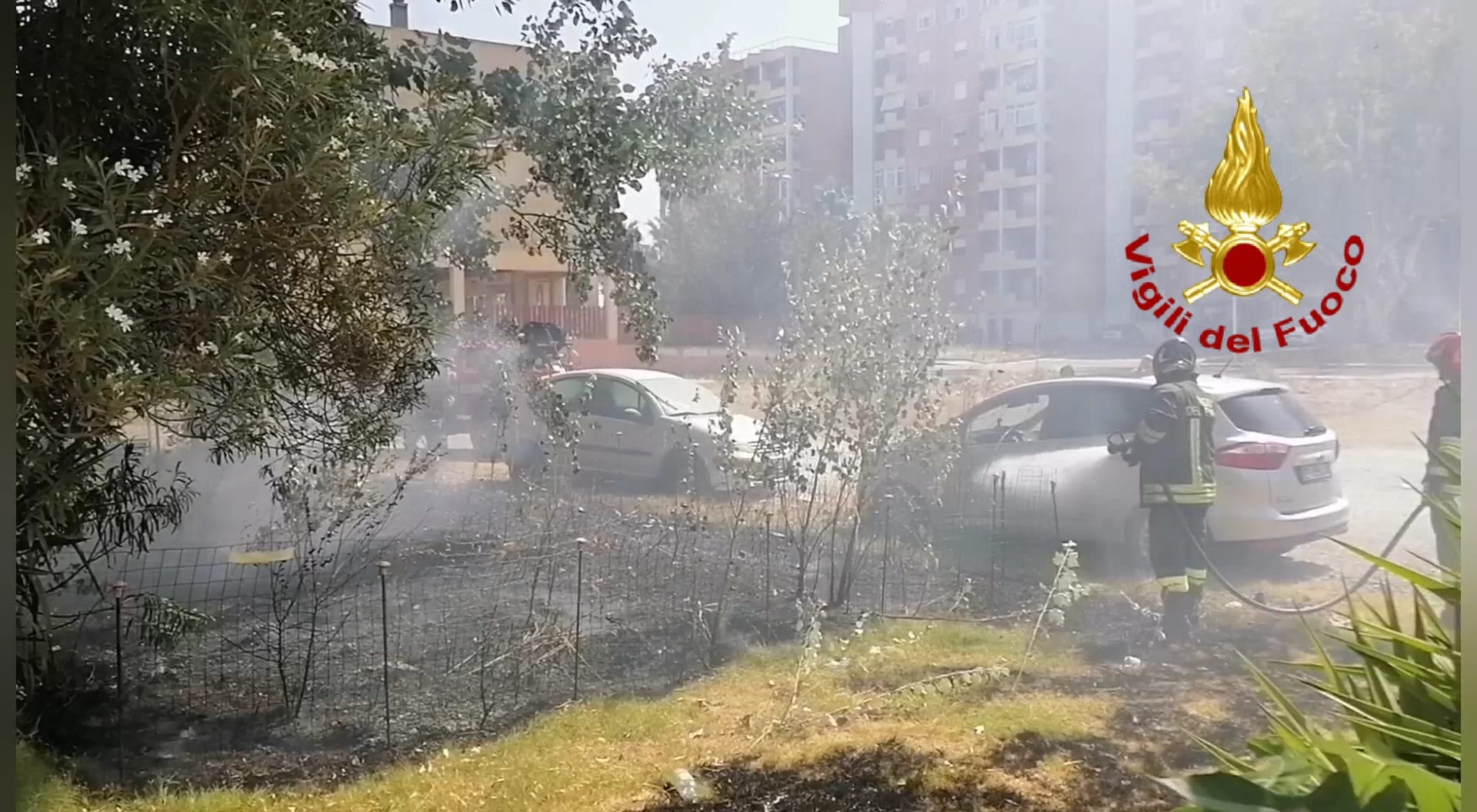 Cagliari, paura a Sant’Elia: il fuoco minaccia le auto e le case in piazza Pigafetta