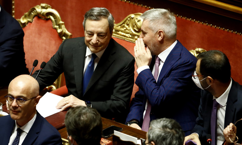 Draghi parla in Senato, ignora i 5 Stelle e gela la Lega: la crisi si sposta sul centrodestra