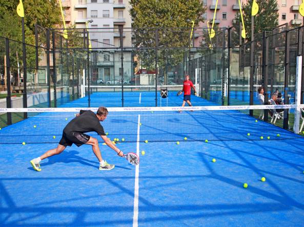 Padel, invasione di campi a Cagliari: otto euro a testa per il mini tennis sognando smash da Berrettini