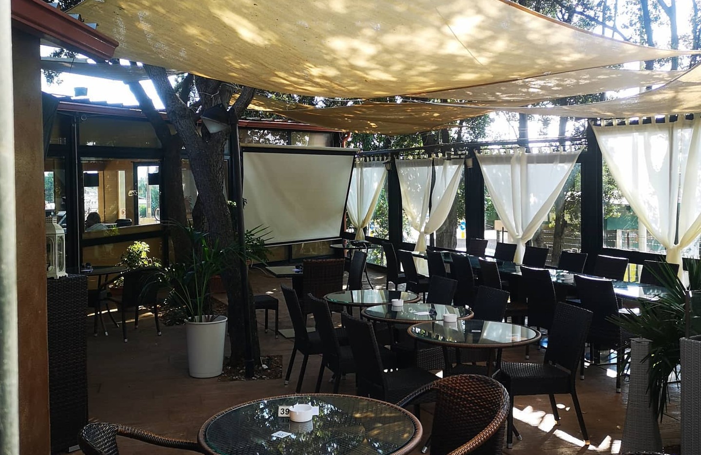 Quartu, sala bar con vetrate e ripostiglio abusivi: sì alla demolizione di metà Mai Tai