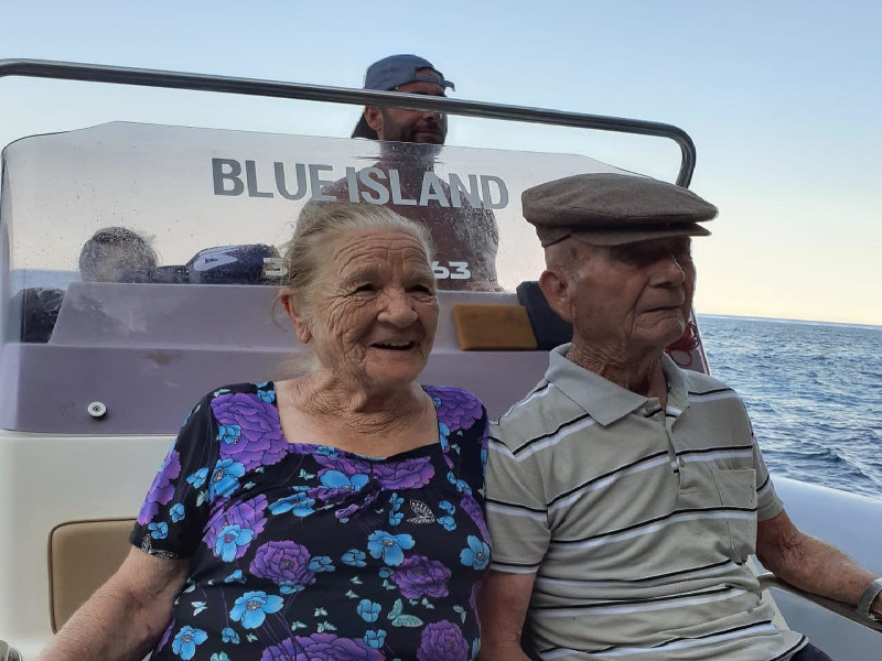 A 90 anni fanno la prima gita in mare, l’emozione di due nonnini sardi di Galtellì