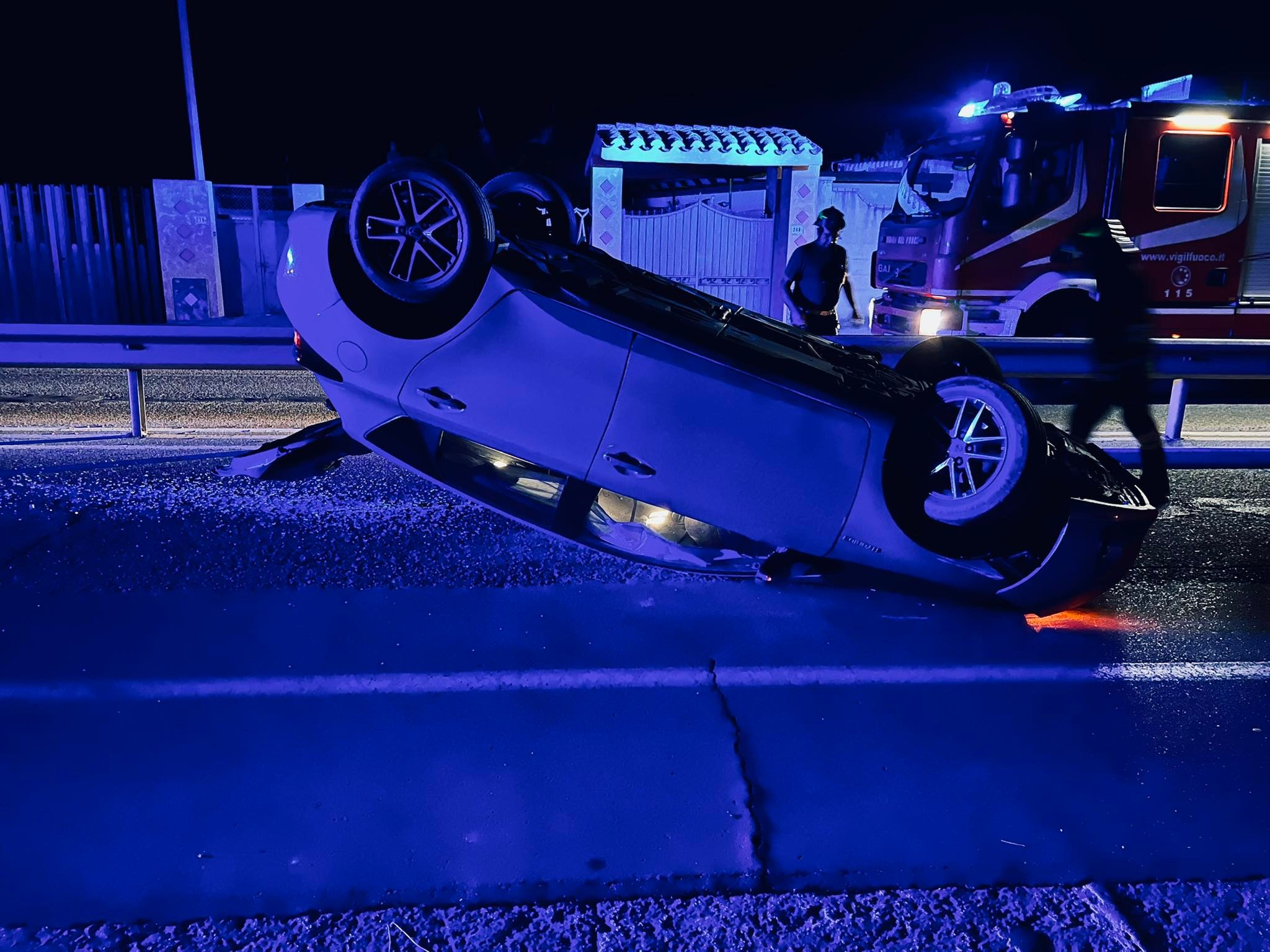Quartu, centra il guard rail e si ribalta in via Leonardo da Vinci: “Così ho soccorso il 60enne rimasto incastrato”