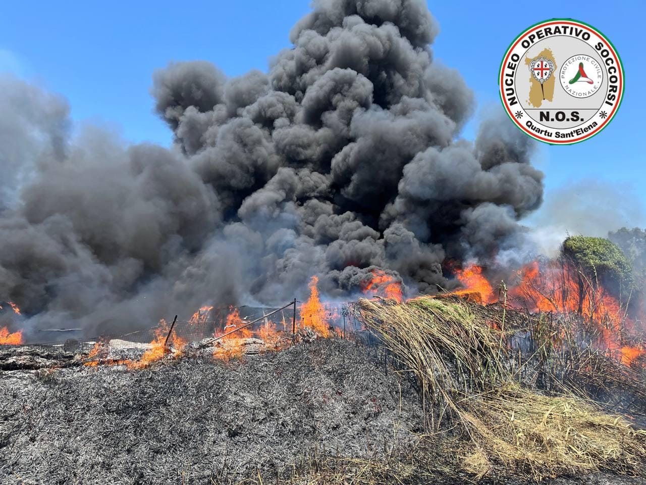 A Quartu il fuoco distrugge il deposito delle piscine Denotti: “Capannone e stampi, tutto in cenere”