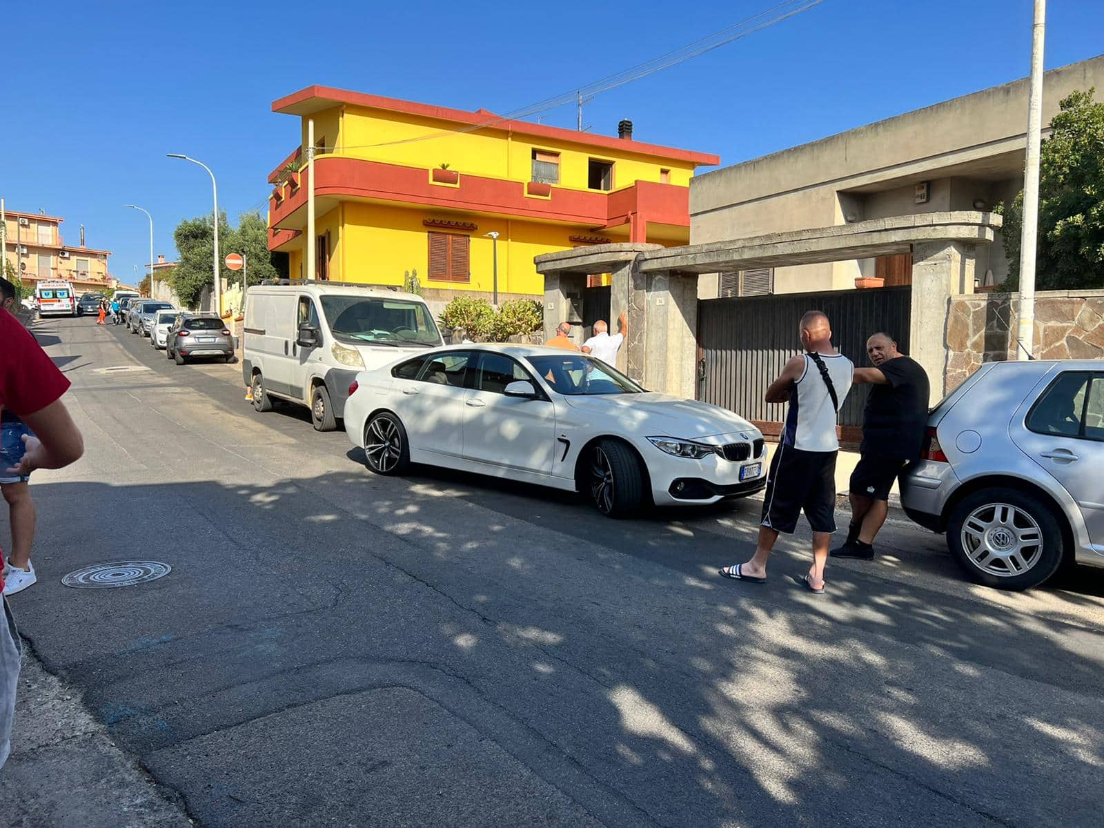 Tensione a Sinnai per lo sfratto di una famiglia, gli amici fanno scudo: sul posto carabinieri e un’ambulanza