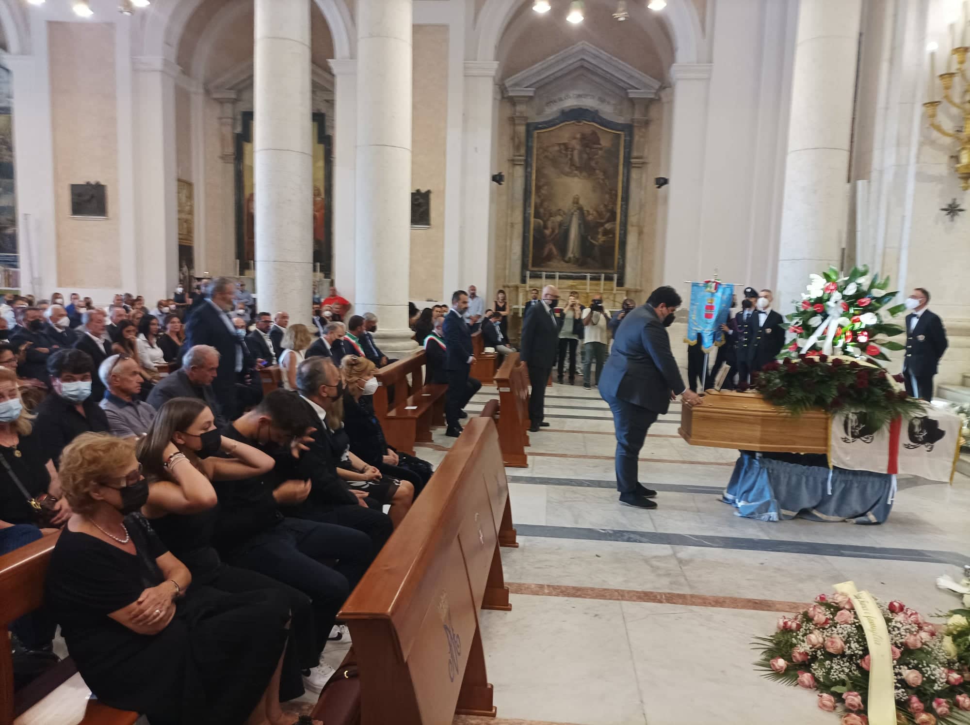 Cagliari, l’ultimo saluto al leader sardo dell’Udc: folla a Bonaria per il funerale di Giorgio Oppi