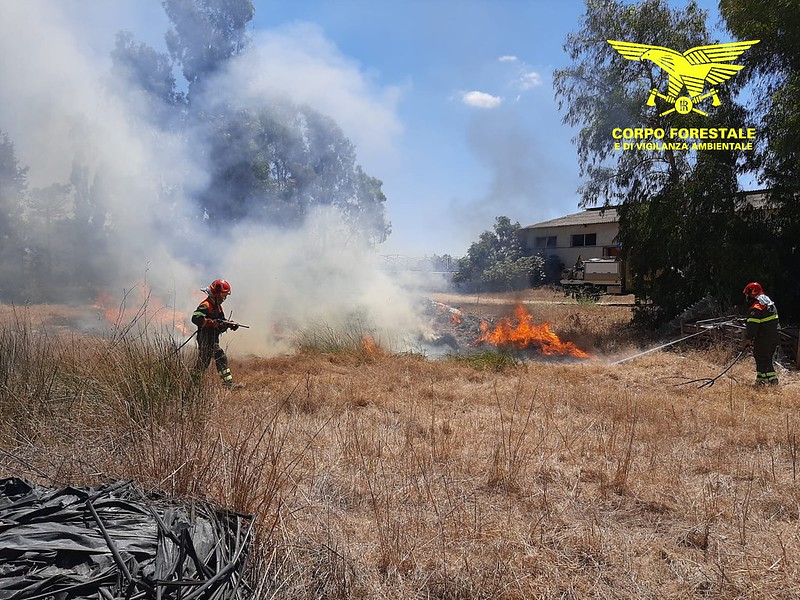 Usa la smerigliatrice e fa scoppiare un incendio: 40 ettari in cenere a Uta, denunciato un imprenditore