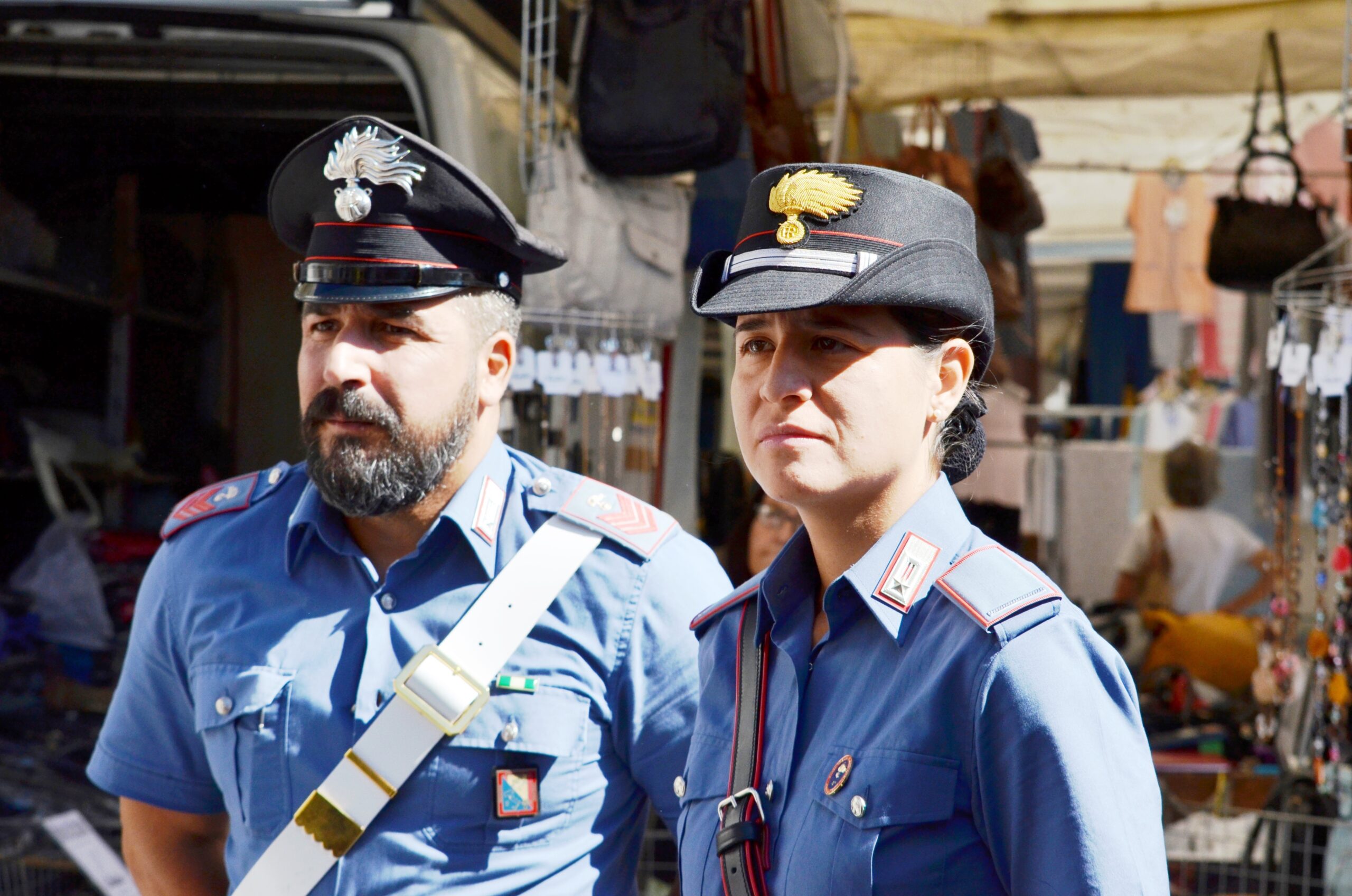 Ruba un paio di occhiali da sole da un’auto, 40enne denunciato a Monserrato