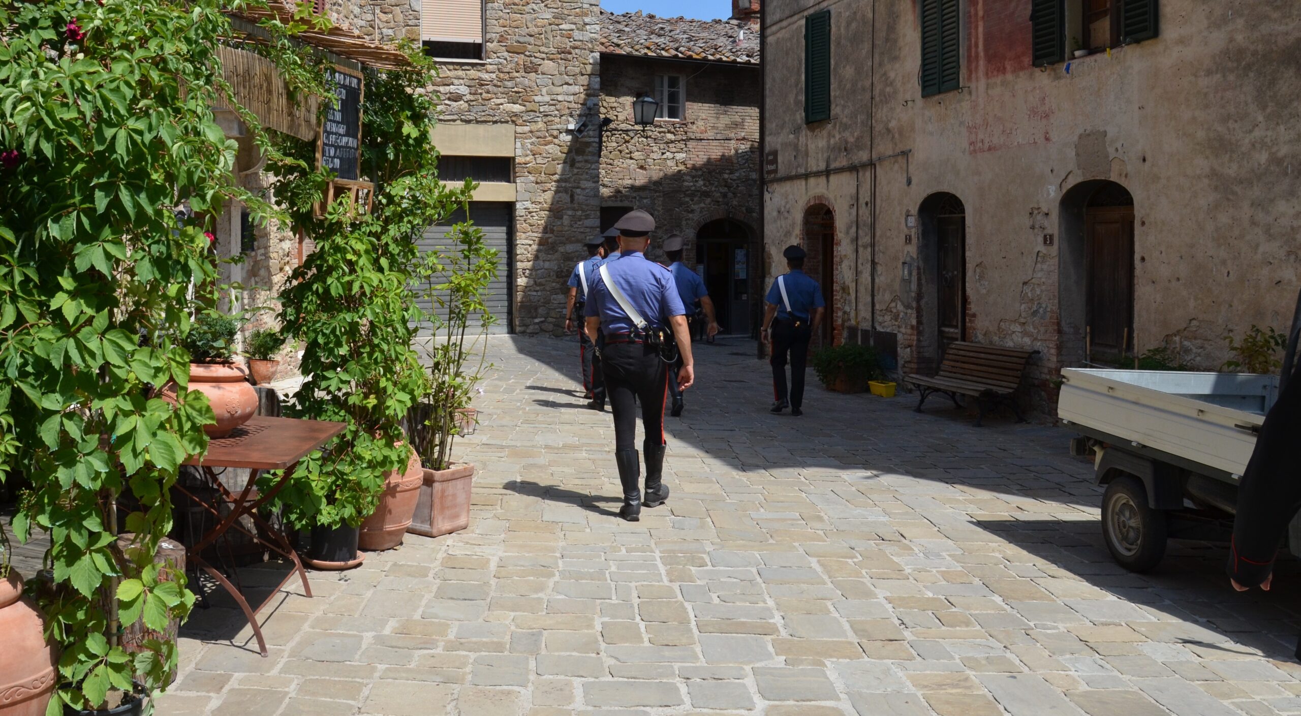 Arbus, cammina in strada con un coltello di 35 cm e una pistola giocattolo: denunciato