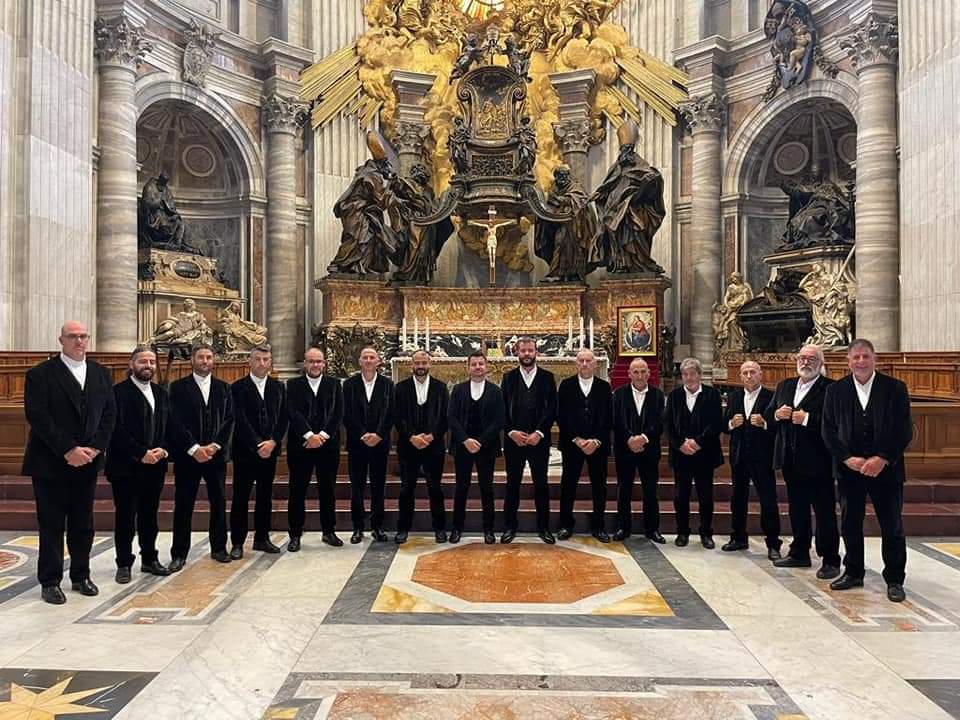 L’aereo è in ritardo, Coro sardo improvvisa concerto a Fiumicino