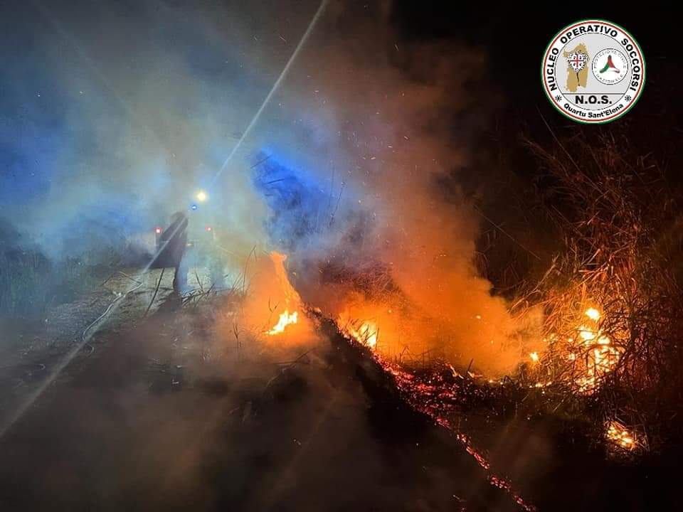 Quartu, un incendio sfregia Molentargius: il fuoco divora il canneto accanto a viale Colombo
