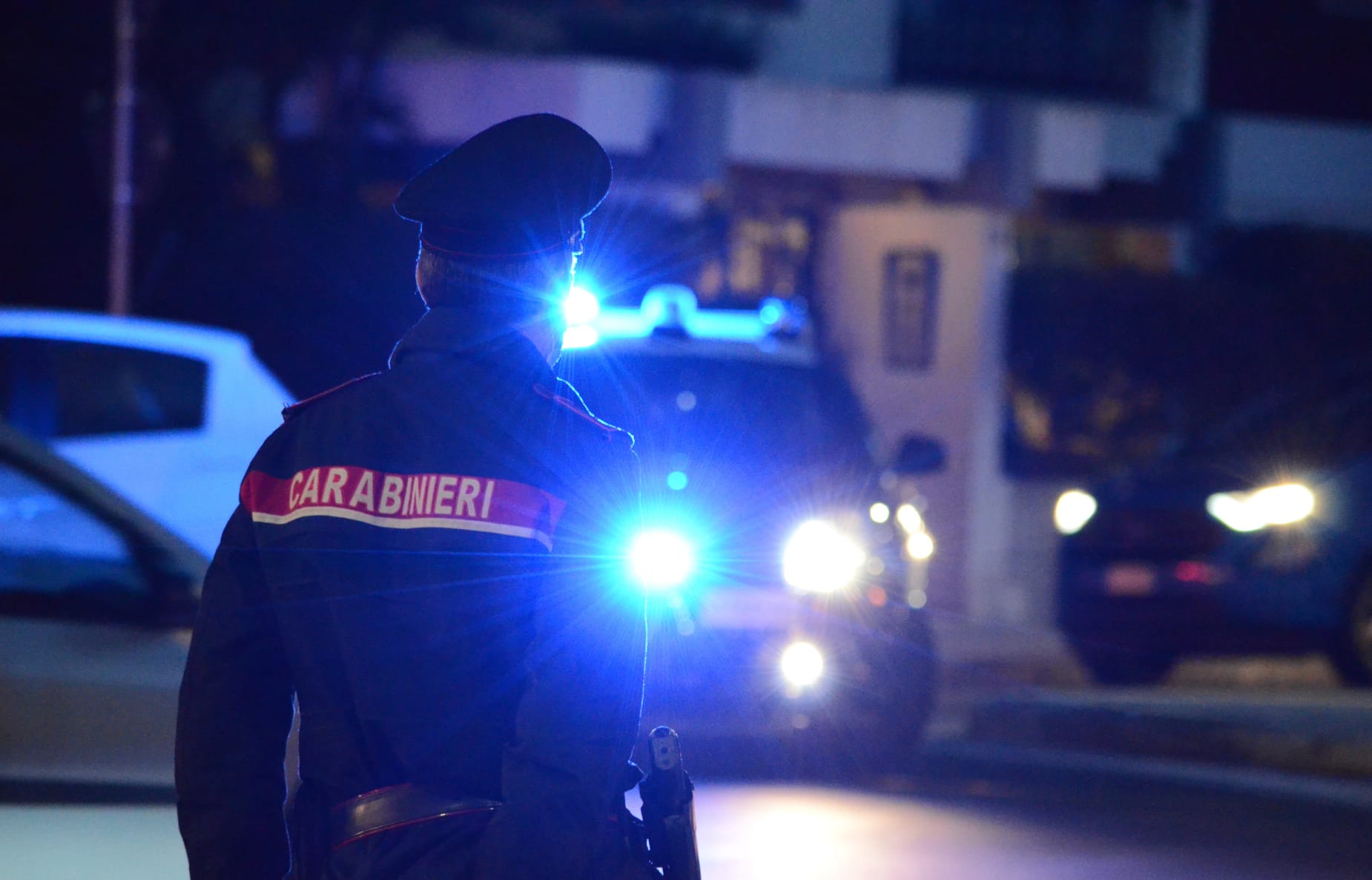 Villasimius, cuoco armato di coltello deruba 4 giovani cagliaritani e poi scappa con l’auto del nonno