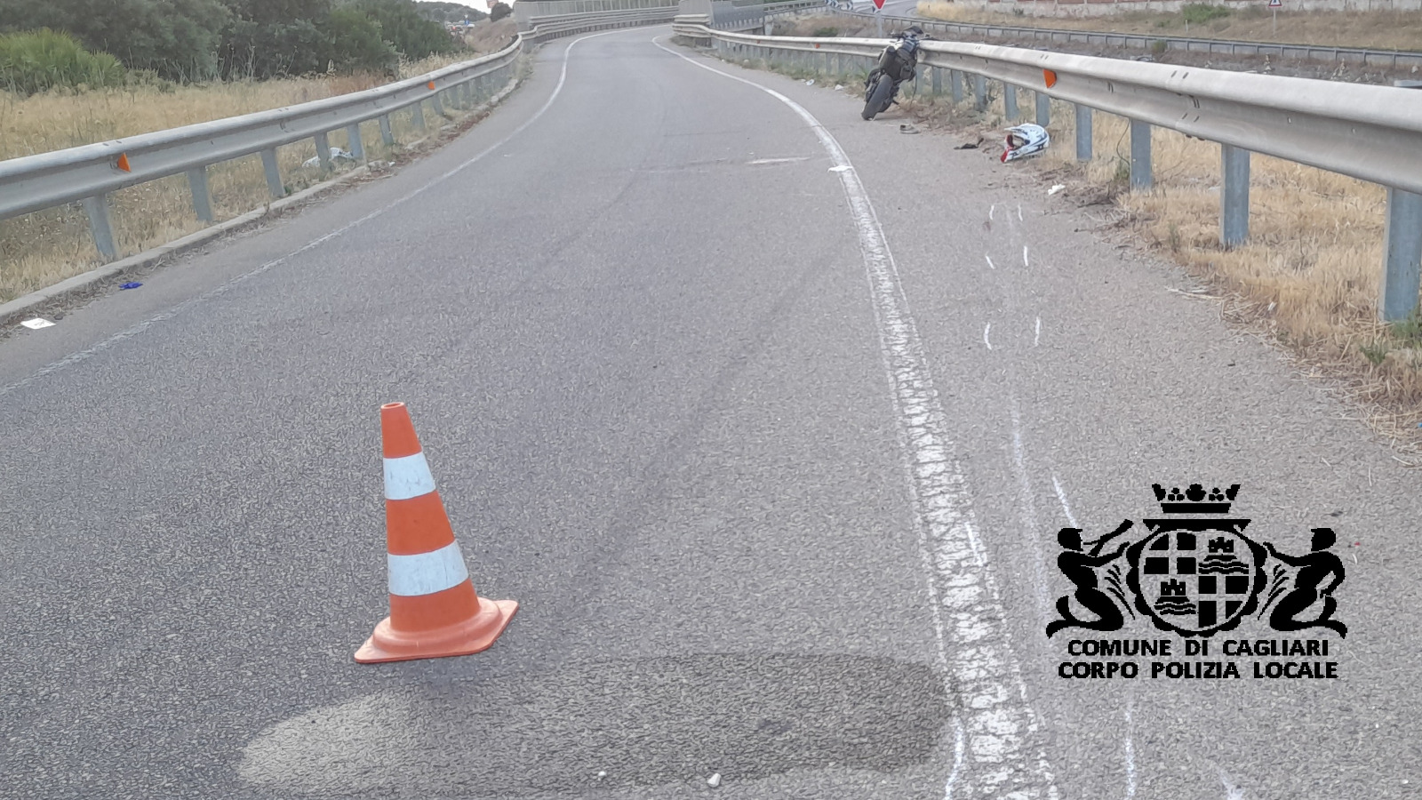 Cagliari, cade dalla moto e colpisce più volte il guardrail: centauro in gravi condizioni