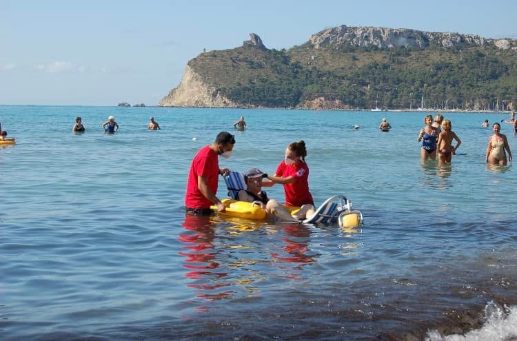 Cagliari, il primo bagno di Gesuino al Poetto: da oggi via al servizio spiaggia per i disabili gravissimi