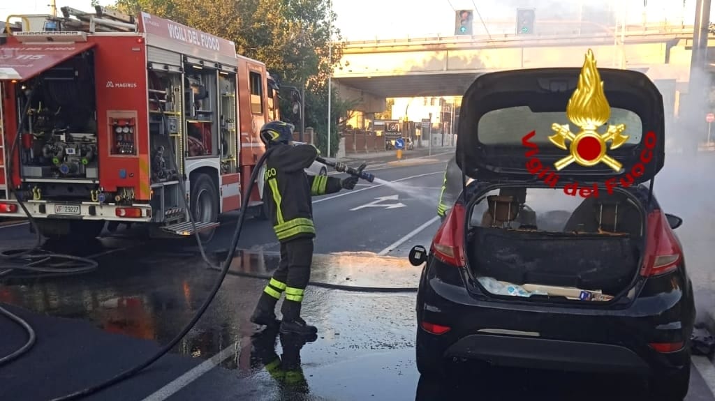 Cagliari, auto in transito prende fuoco in viale Marconi: paura per la conducente