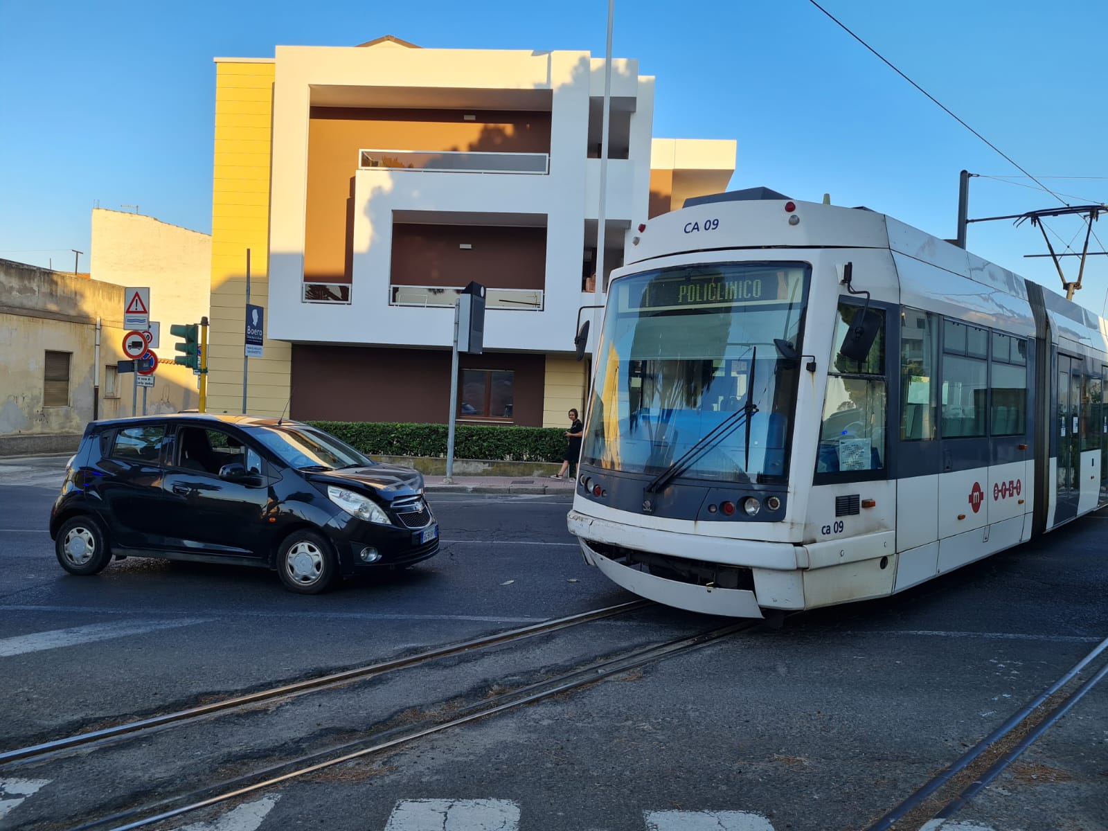 Pirri, ennesimo schianto tra un’auto e la metropolitana leggera in via Italia