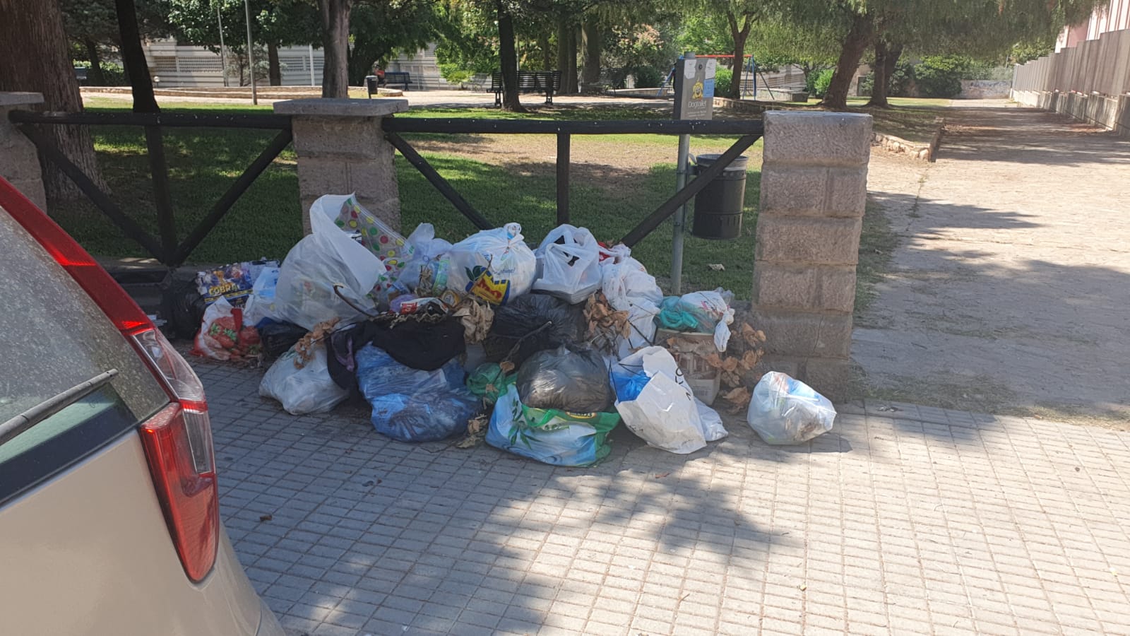Cagliari, discarica selvaggia a San Michele: “Rifiuti accanto all’area giochi per la gioia delle mosche”