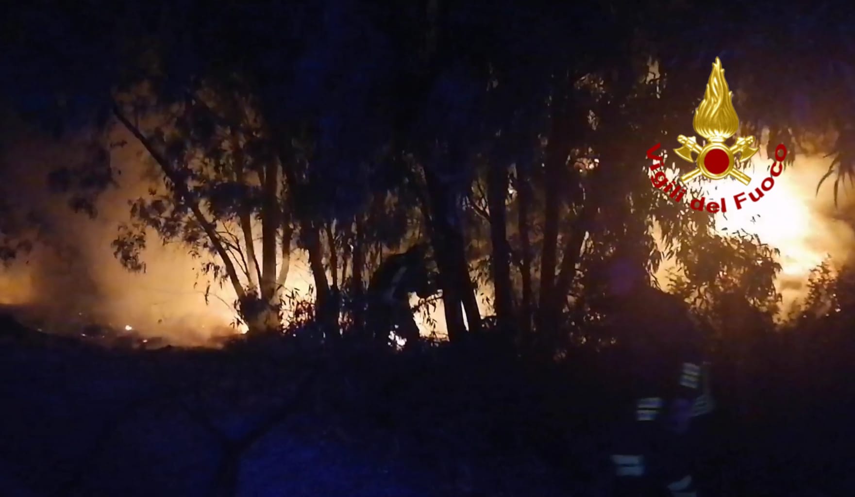 Vasto incendio nella notte a Macchiareddu: il fumo invade la strada, paura per il transito di mezzi pesanti