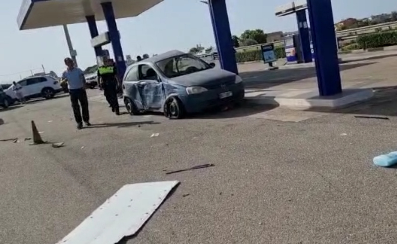 Selargius, donna sbanda con l’auto e si schianta sulle colonnine del distributore (VIDEO)
