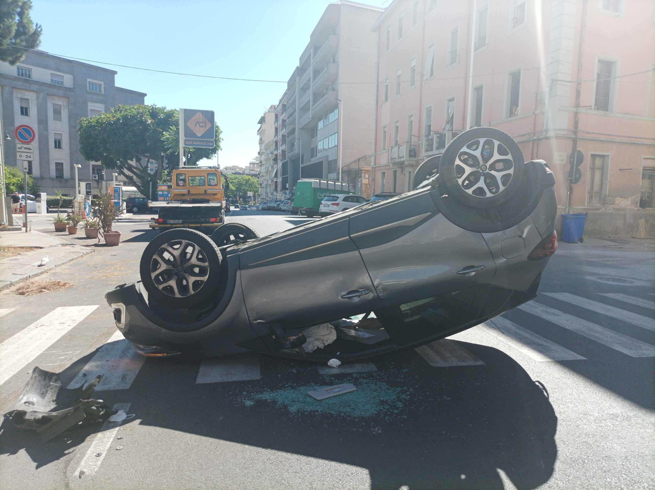 Cagliari, sbanda dopo aver colpito un’auto parcheggiata in via Tuveri e si ribalta: un uomo all’ospedale