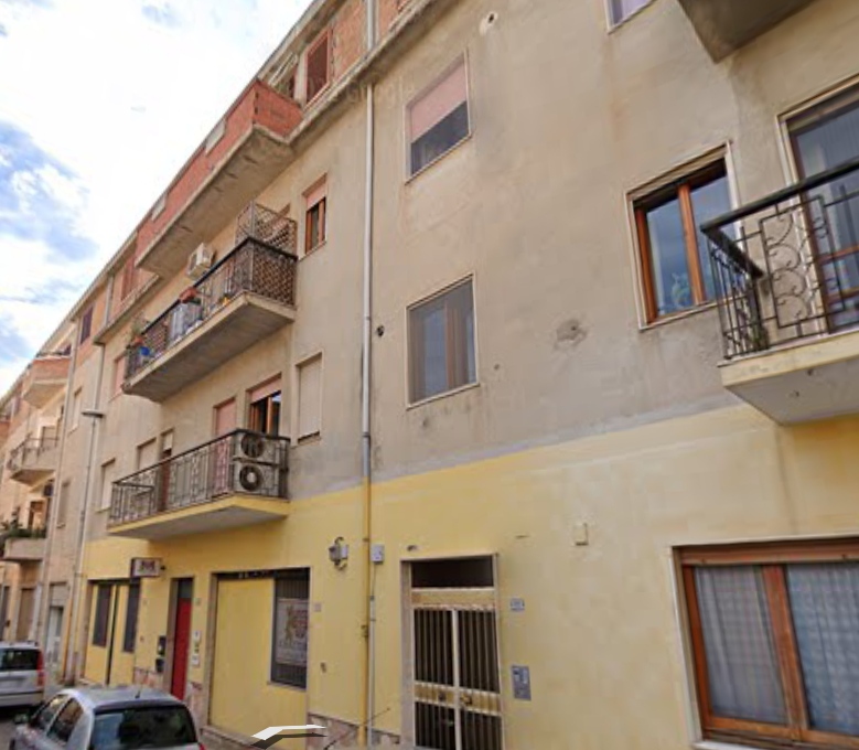 Quartu, palazzina a rischio crolli sopra la scuola: “Intervenite o scatta la multa”