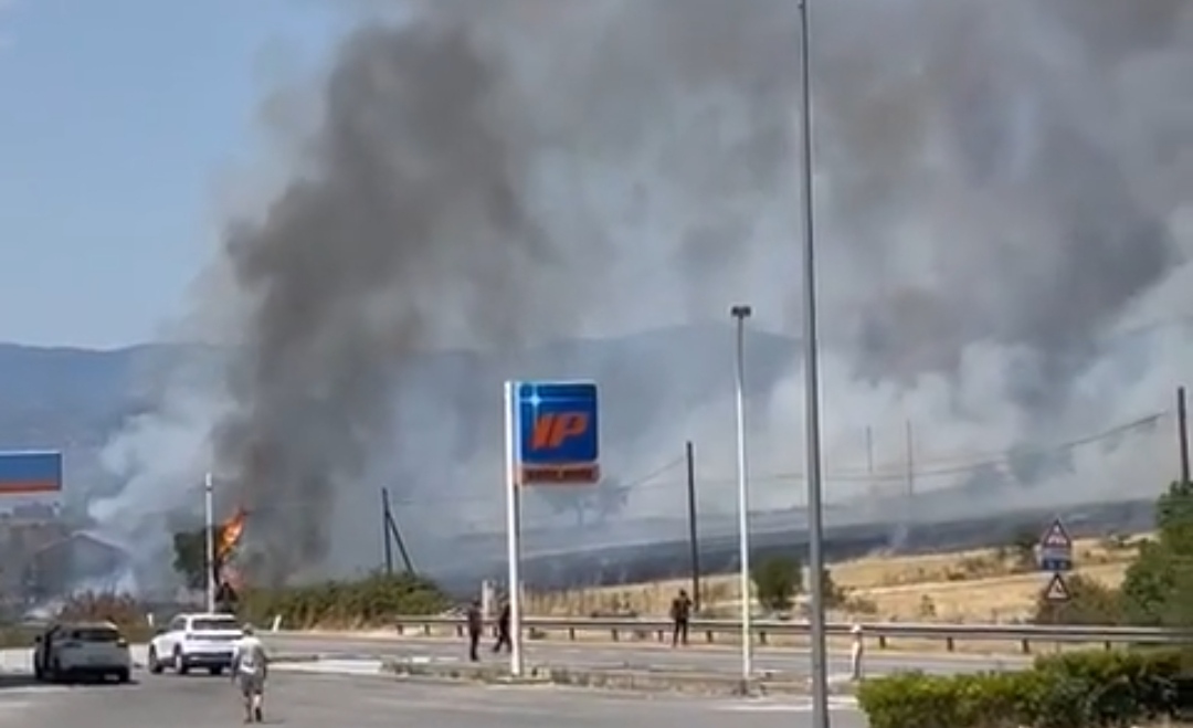 Devastante incendio a Orotelli, fiamme vicino al distributore e Statale sbarrata (VIDEO)