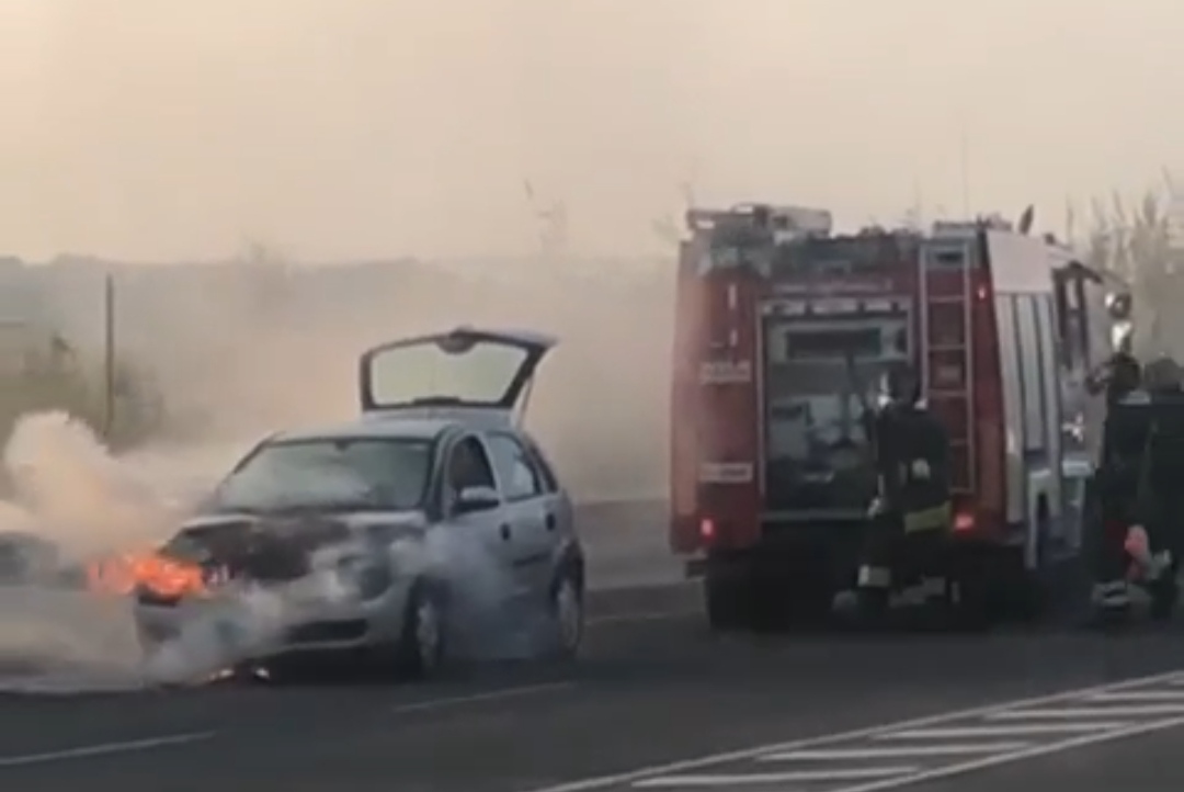 Cagliari, paura in viale Poetto: auto con a bordo due donne divorata dal fuoco (VIDEO)
