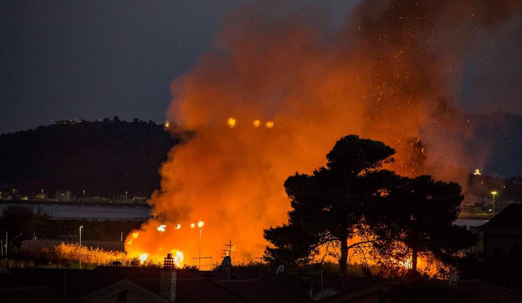 Il fuoco maledetto colpisce ancora Quartu, vasto incendio avvolge il canneto dietro Carrefour
