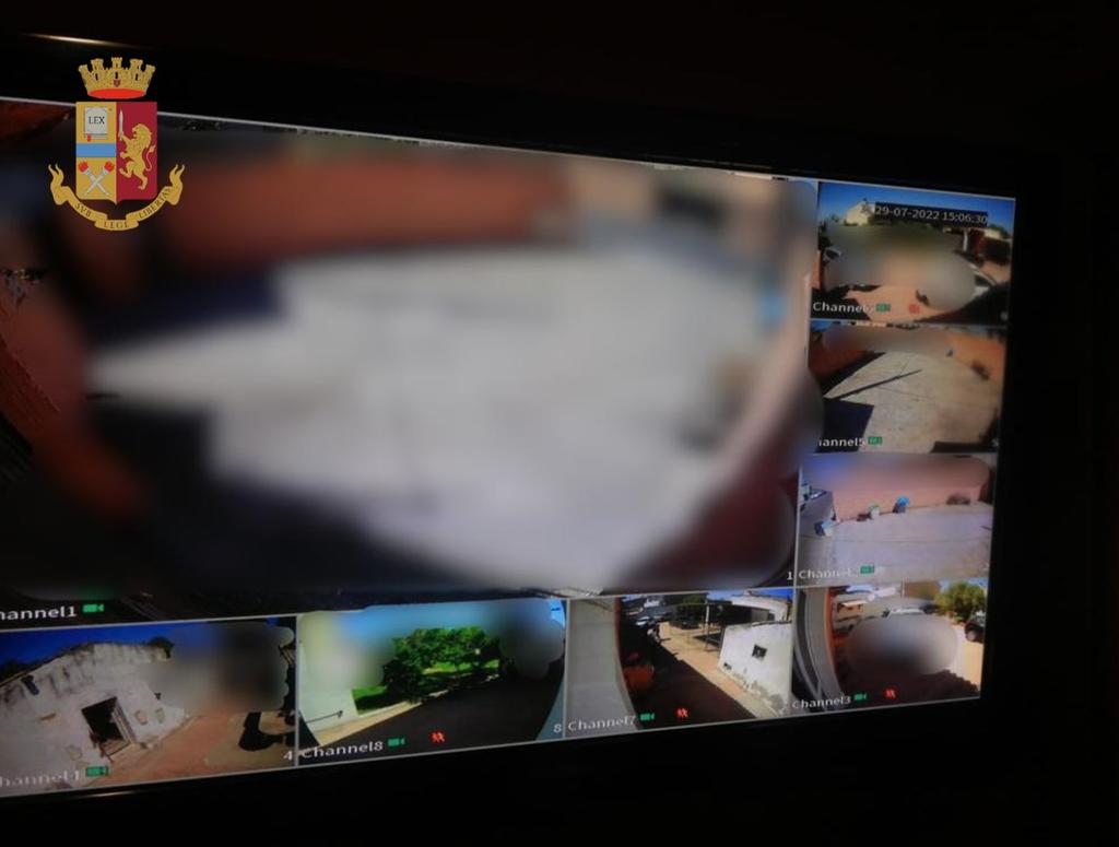 A casa sua un fortino dello spaccio blindato da telecamere e sensori: in manette un 43enne di Uta