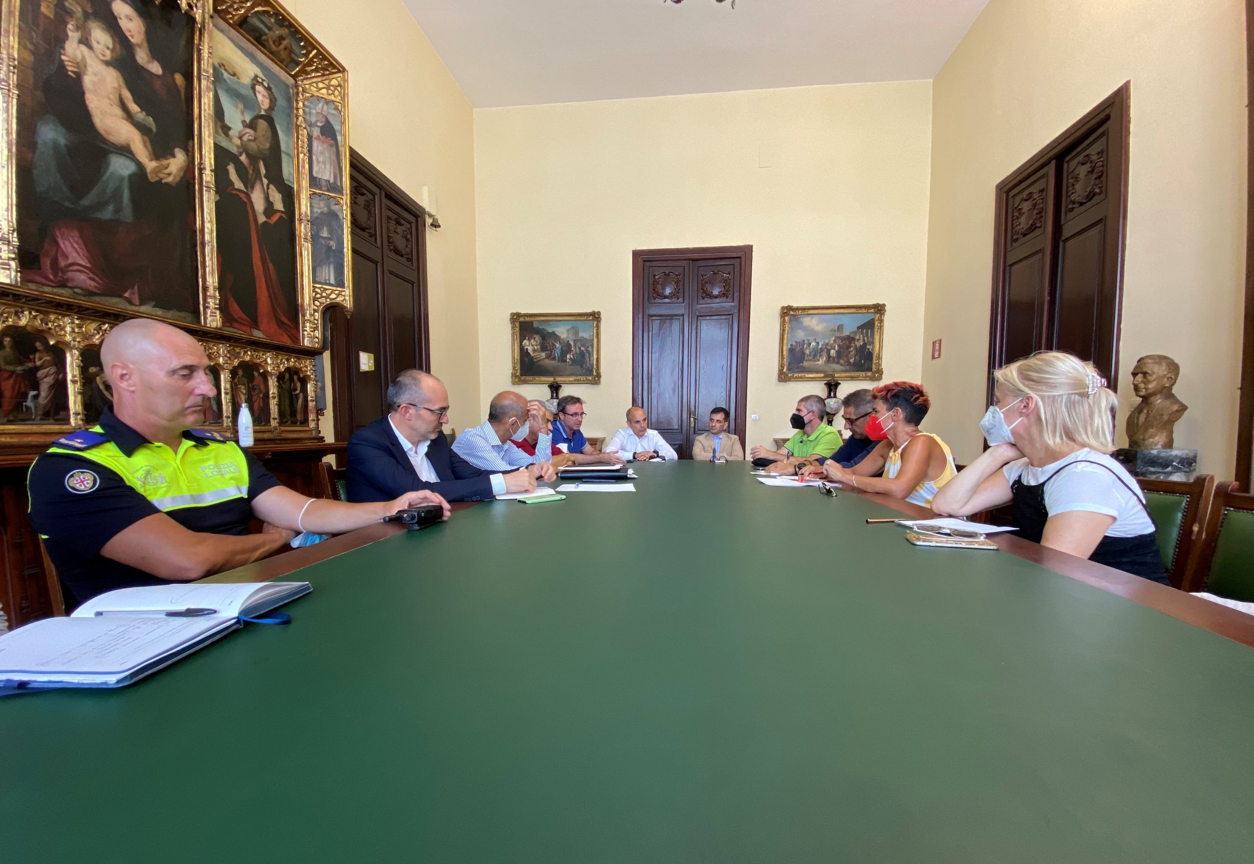 Cagliari, malamovida e caos: alla Marina telecamere contro gli automobilisti furbetti e meno tavolini da ottobre