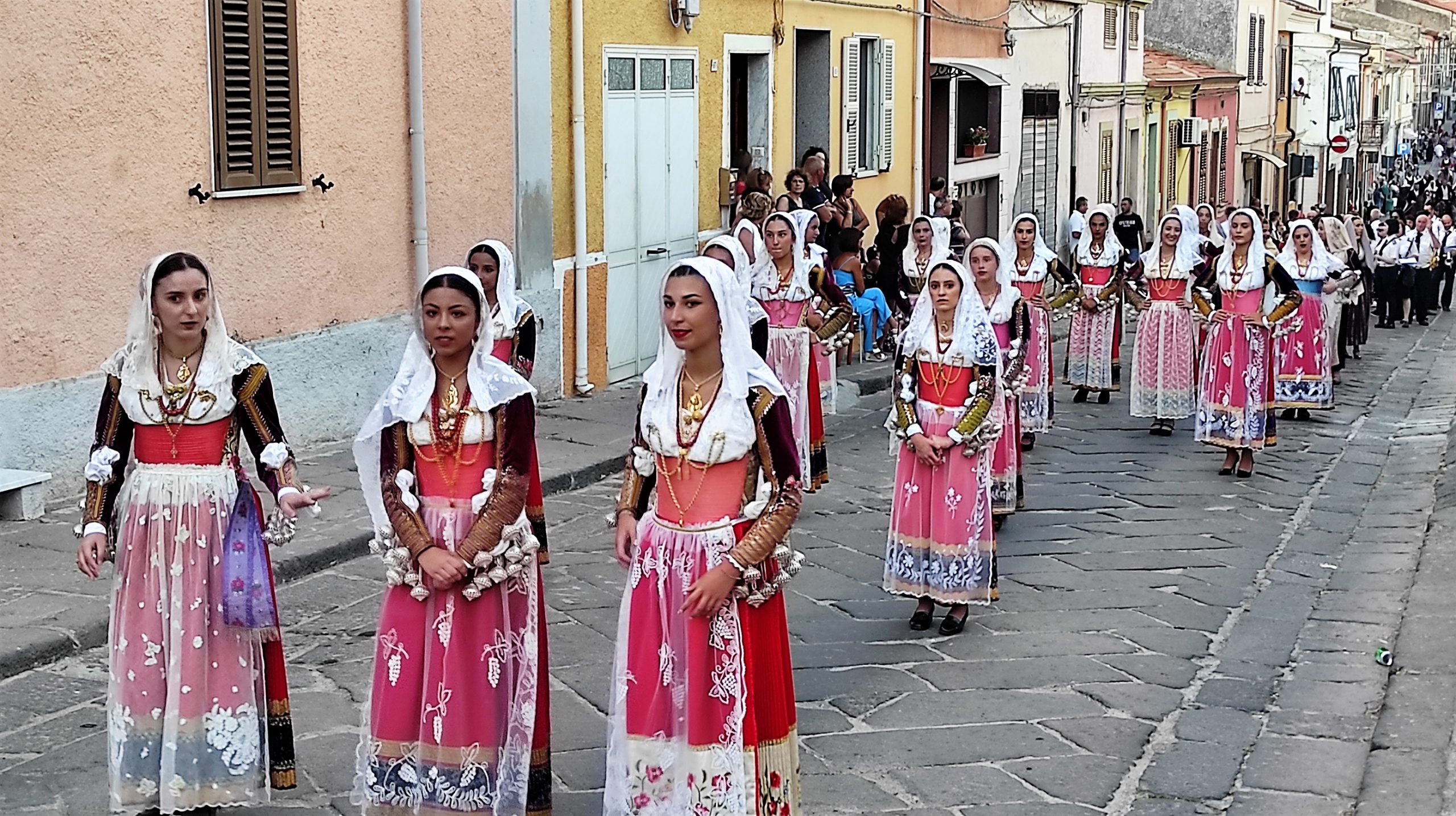 Ittiri Folk Festa: due ali di folla lungo il percorso della Gran Parata con 15 gruppi stranieri e sardi