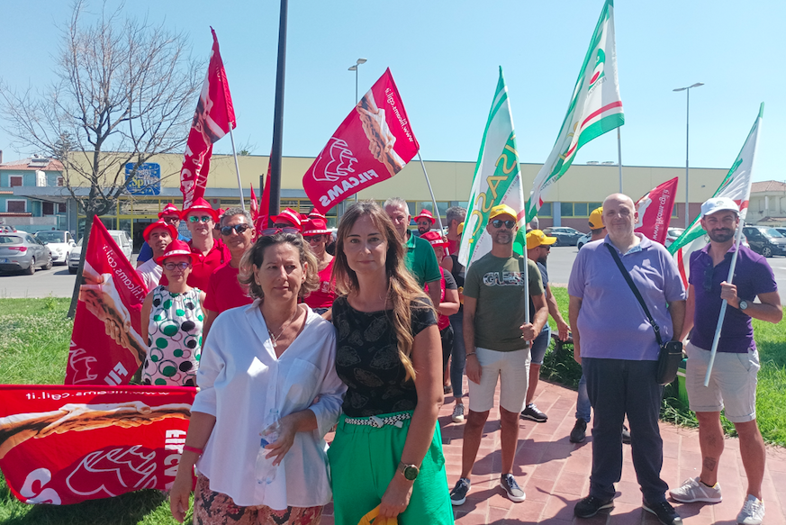 Cagliari, la sommossa dei lavoratori dell’Eurospin: “Costretti a fare le pulizie con gli stipendi bloccati”