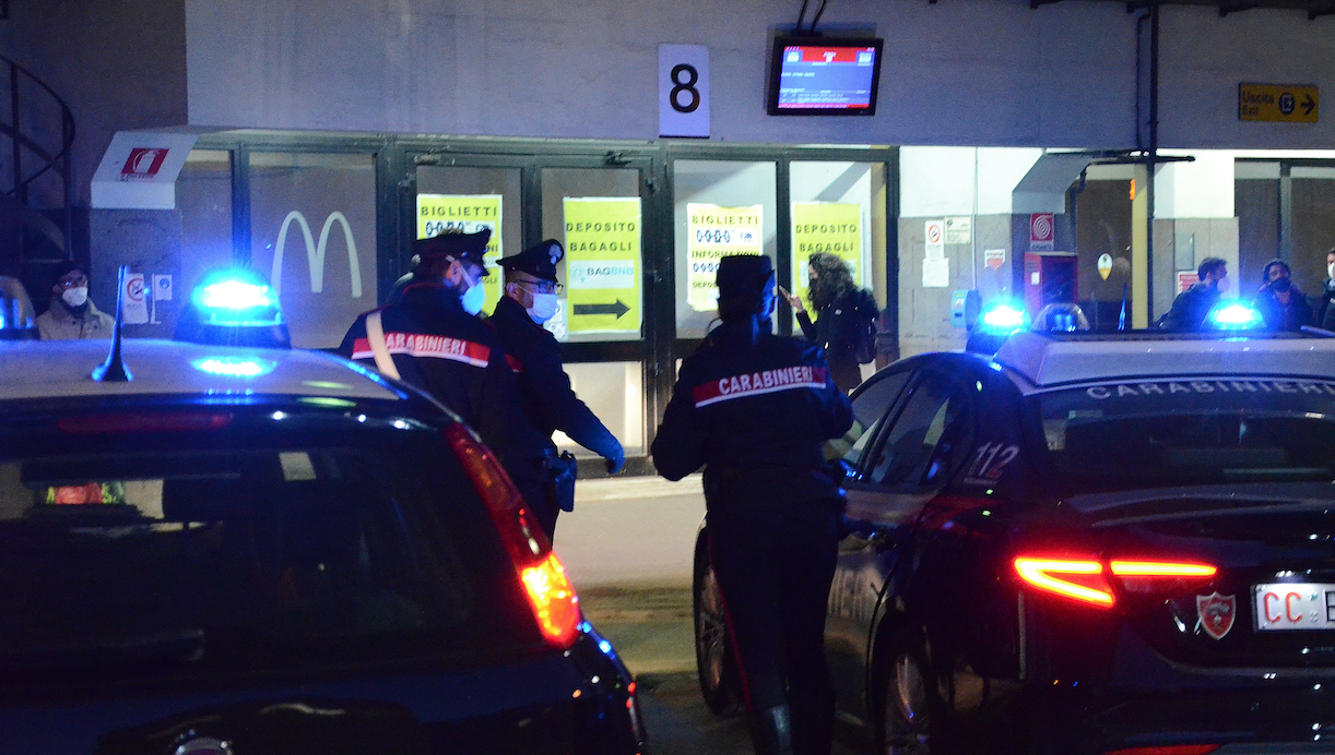 Cagliari, sorpresi a frugare all’interno di un’auto rubata: denunciato un 29enne, fuggiti i complici