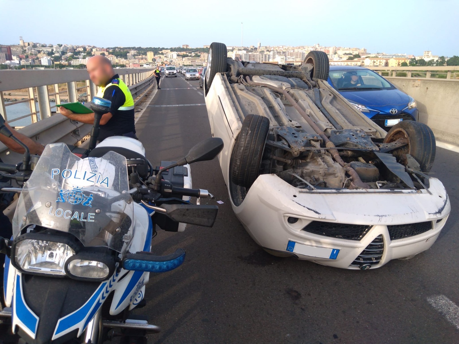 Paura a Cagliari, auto si ribalta sul ponte della Scafa: traffico in tilt
