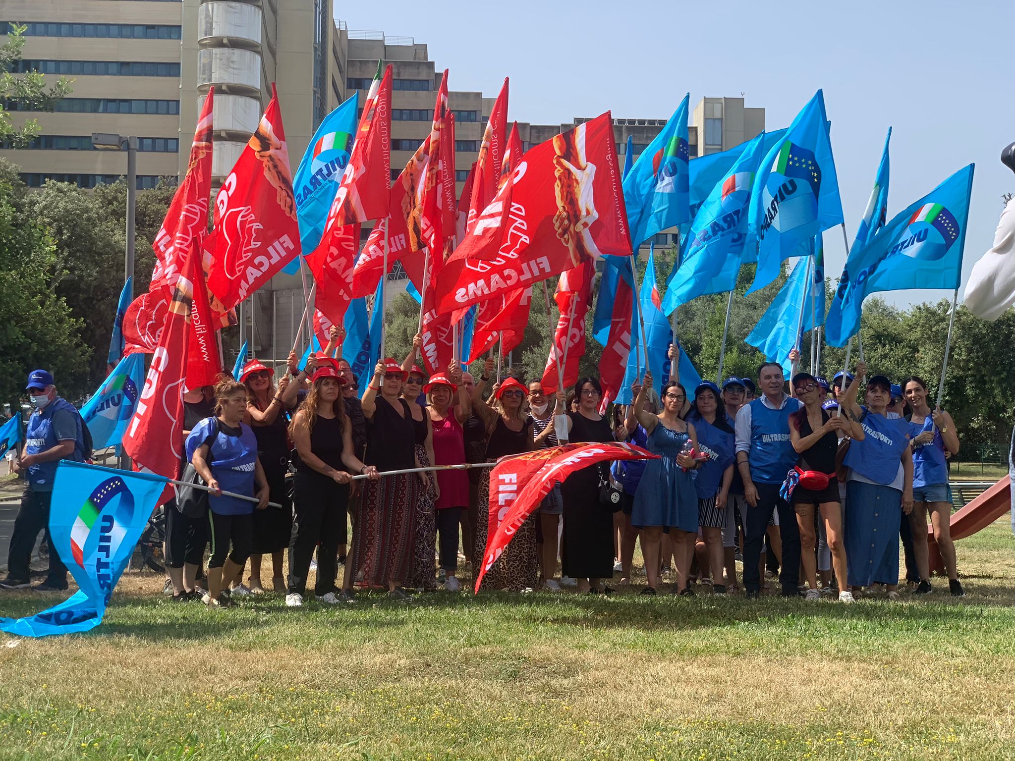 Cagliari, sciopero delle 130 addette alle pulizie al Brotzu: “Basta coi doppi turni folli”