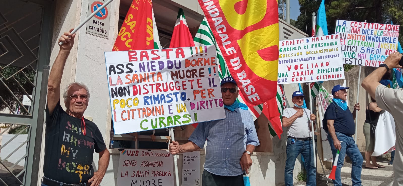 Polveriera sanità, i cittadini del Sulcis in rivolta assediano Villa Devoto