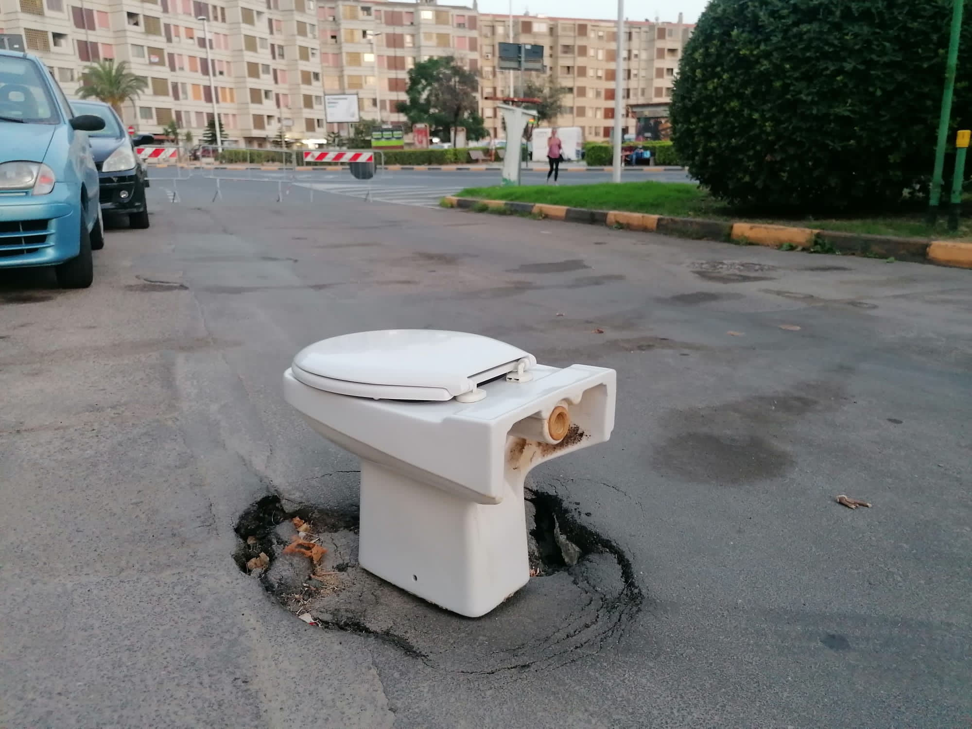 Quartu, eterna buca in via Irlanda: scatta la protesta ironica dei cittadini di Pitz’e Serra