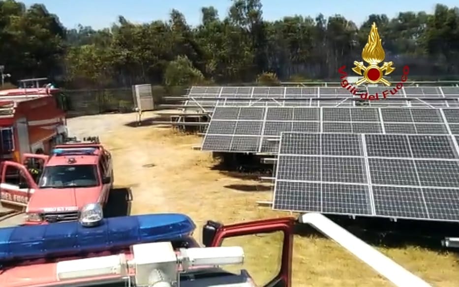 Paura ad Assemini, il fuoco minaccia i pannelli di un impianto fotovoltaico