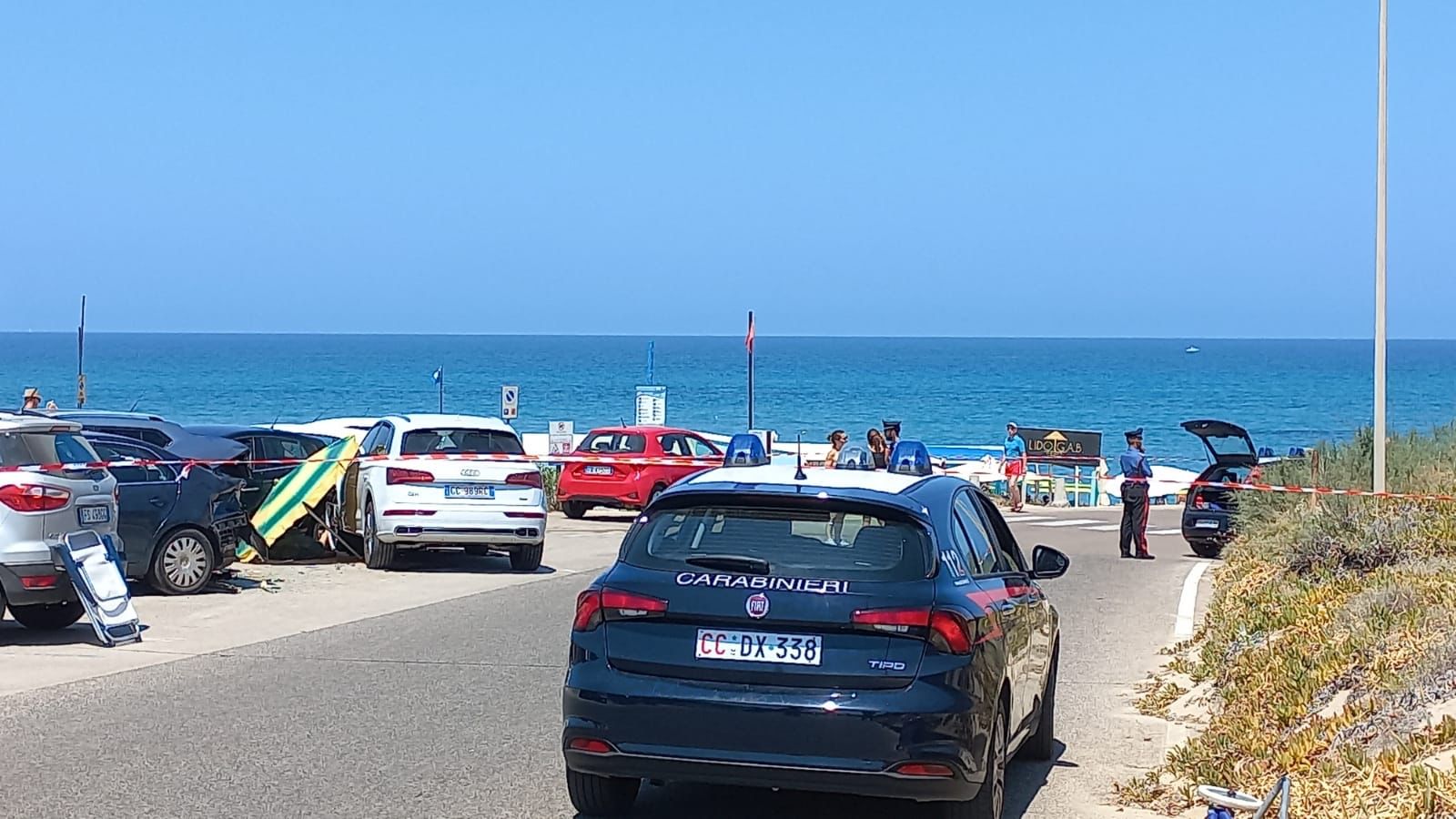 Tragedia in riva al mare: travolge con l’auto due donne, una è morta e l’altra in ospedale