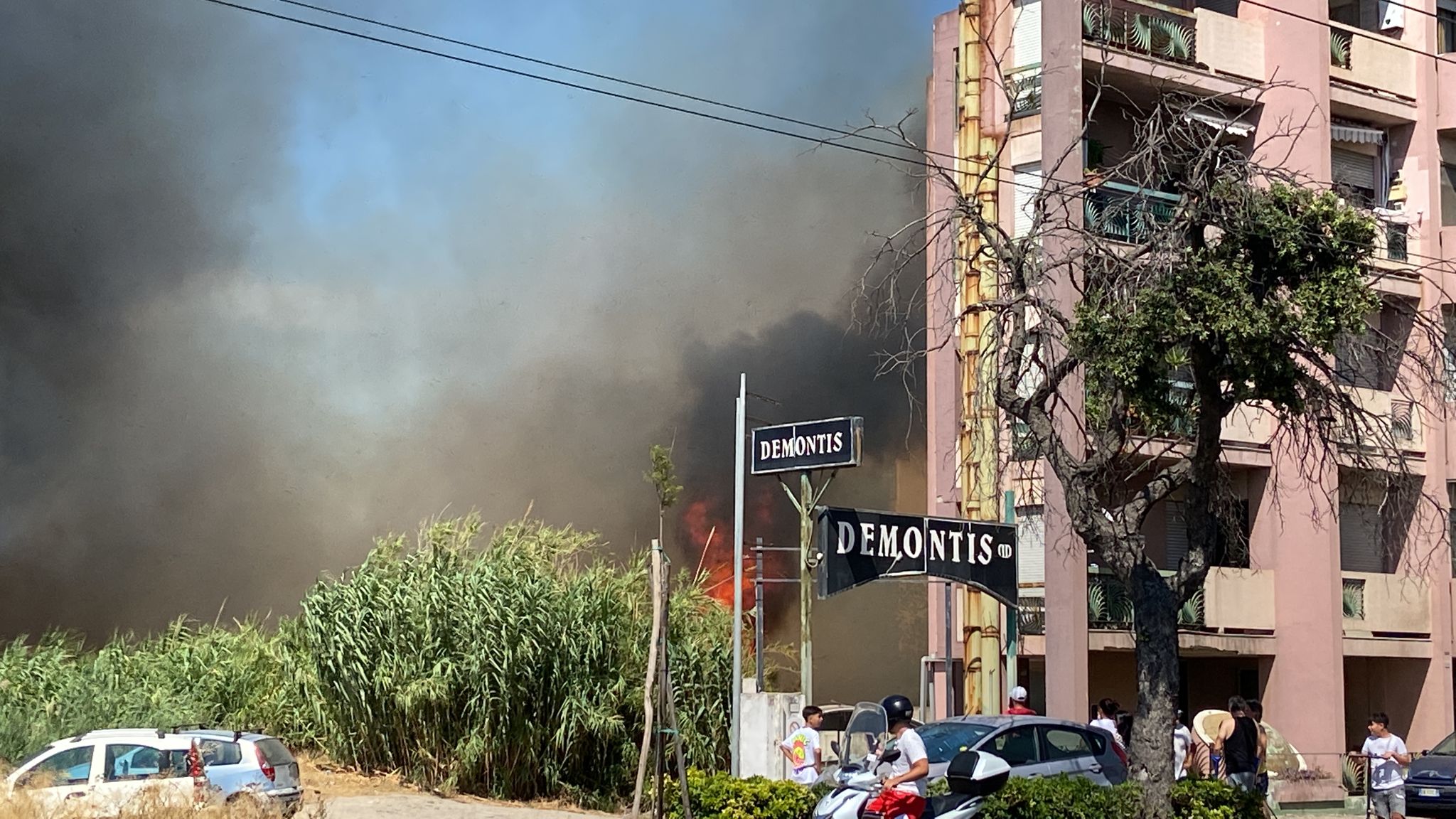 Quartu, spaventoso incendio alle porte della città: fiamme e fumo tra viale Marconi e via Bizet (VIDEO)